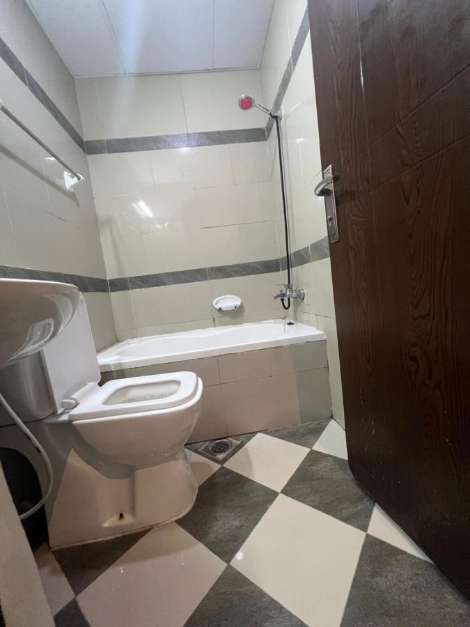 Private Room In 2Br Apartment Dubai Exterior foto